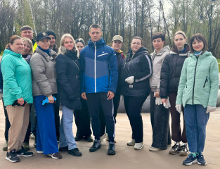 представители Министерства архитектуры и строительства Смоленской области приняли участие во Всероссийском субботнике, который прошёл в парке «Соловьиная роща» - фото - 1