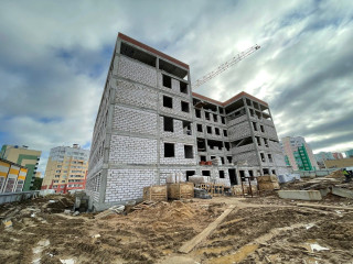 быстрыми темпами осуществляется строительство поликлиники в микрорайоне «Королевка» - фото - 1